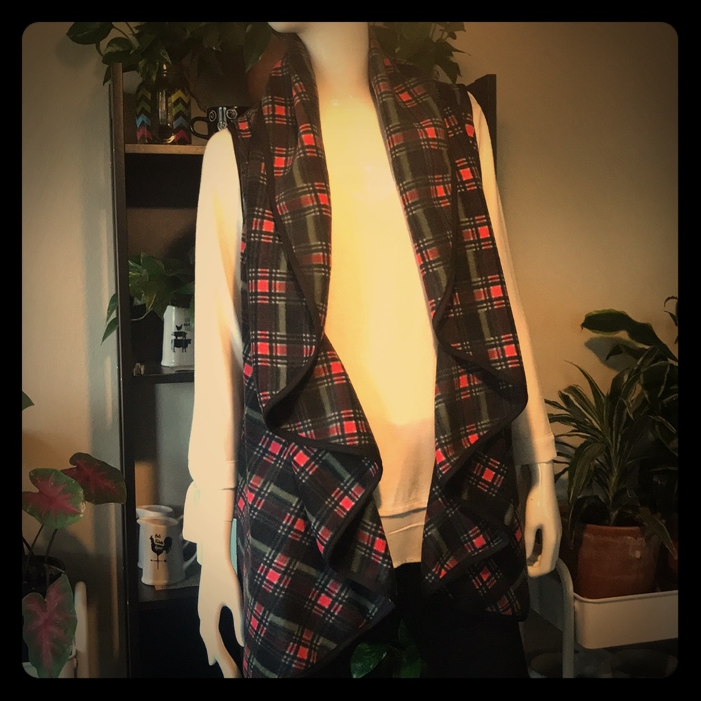 LASTCHANCE CLOSING Fleece Vest w Black Trim Detail